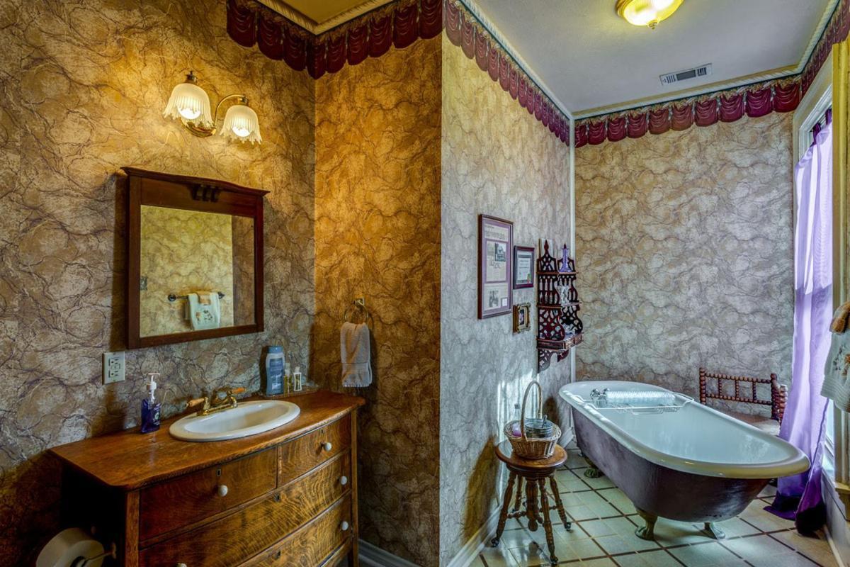 Four Winds Victorian Venue & Suites Bonham Bilik gambar